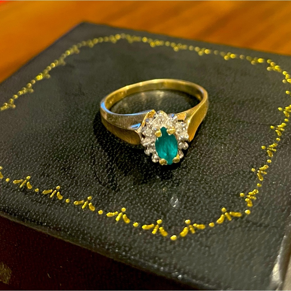 10k gold natural emerald and natural diamond ring